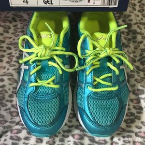 Girls sz 4 ASICS GUC